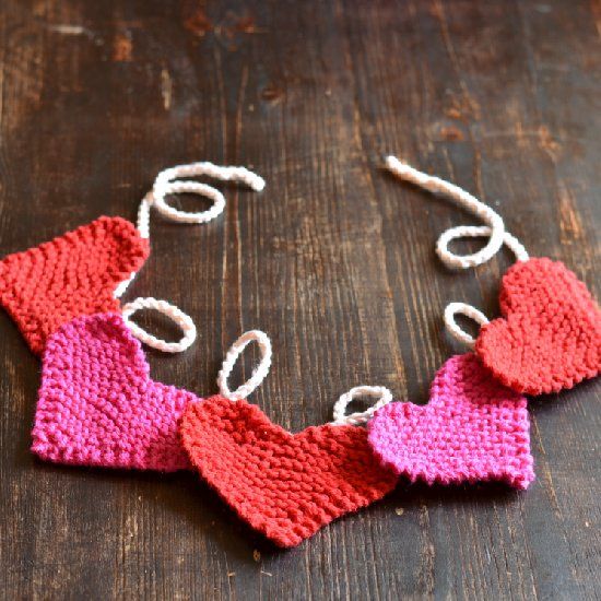 Sweet little hearts to knit. Free pattern Here.